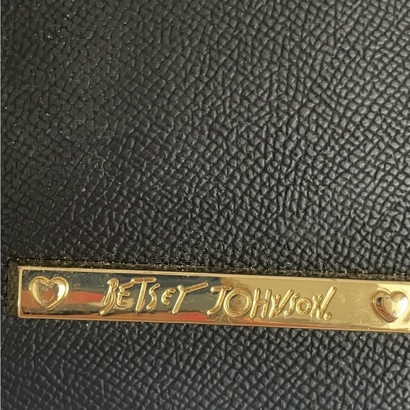 Betsy Johnson Black Crossbody
Floral Pattern Lining
Adorable purse
New No Tags - Picture 3 of 13